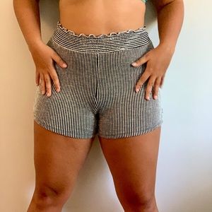 SIZE - Medium COLOR - black and white